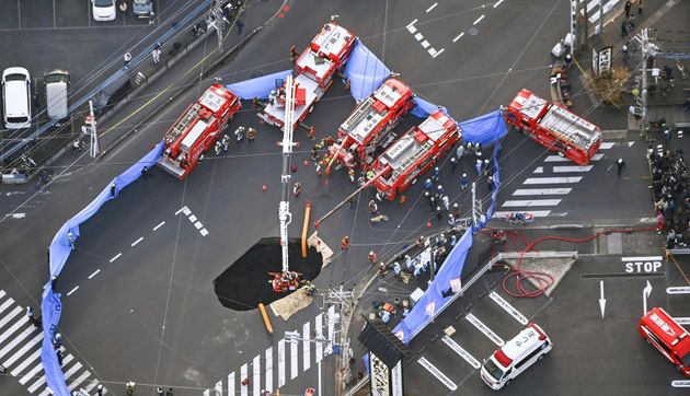 Σωστικά συνεργεία επιχειρούν στο σημείο του ατυχήματος.