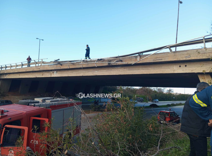 Φορτηγό έπεσε από γέφυρα στον ΒΟΑΚ.