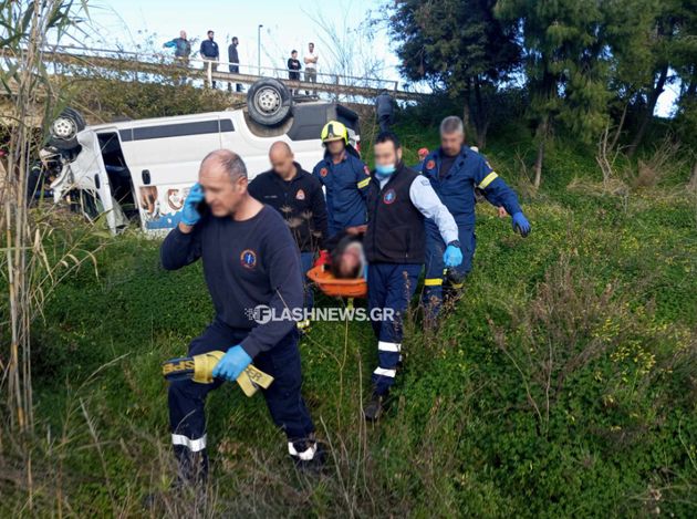 Φορτηγό έπεσε από γέφυρα στον ΒΟΑΚ.