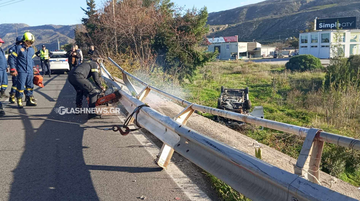 Φορτηγό έπεσε από γέφυρα στον ΒΟΑΚ.