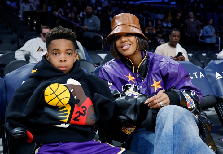 Kelly Rowland and her son Titan Weatherspoon attend a basketball game between the Los Angeles Lakers and the New Orleans Pelicans.