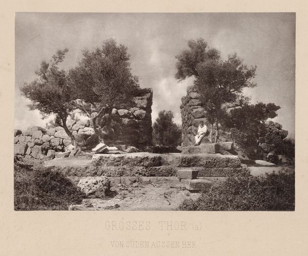 Η Μεγάλη Πύλη (Πύργος Α), από νότια, 1875. Neue Archäologische Untersuchungen auf Samothrake, πιν. 74. Αμερικανικές Ανασκαφές Σαμοθράκης.