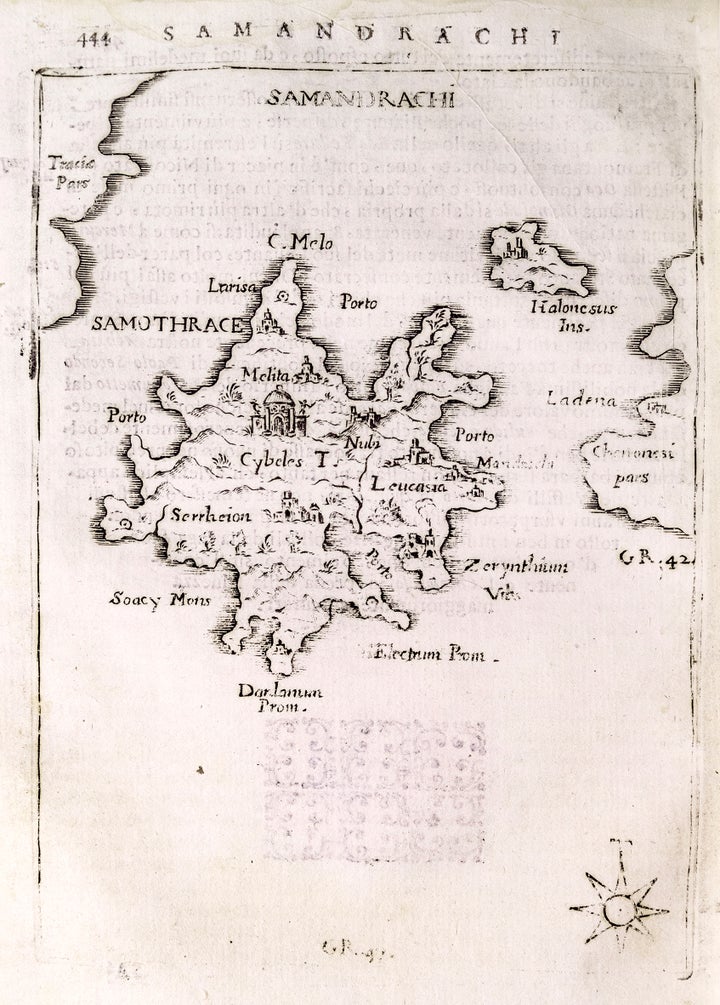 Francesco Piacenza (Ιταλός, 1637-1687), L'Egeo redivivo, o'sia, Chorographia dell'arcipelago, e dello stato primiero, & attuale di quell'isole, regni, città, popolationi, σελ. 444-445, 1688. Μελάνι σε χαρτί, δερματόδετη βιβλιοδεσία, 18,4 x 23 x 5,8 εκ. (κλειστό).