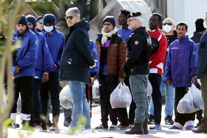 ΑΡΧΕΙΟ - Μετανάστες ακολουθούν τις αρχές μετά την άφιξή τους στο λιμάνι του Shengjin, στη βορειοδυτική Αλβανία, Τρίτη, 28 Ιανουαρίου 2025. (AP Photo/Vlasov Sulaj, File)