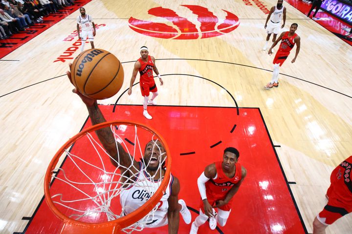 Kawhi Leonard #2 of the LA Clippers shoots the ball during the game against the Toronto Raptors on February 2.