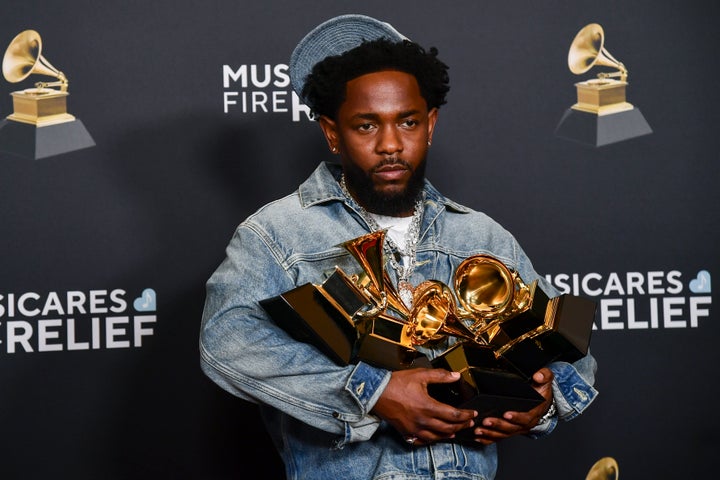 Ο Kendrick Lamar με τα βραβεία ανά χείρας, 67α Grammy Awards, 2 Φεβρουαρίου 2025, Λος Άντζελες. (Photo by Richard Shotwell/Invision/AP)