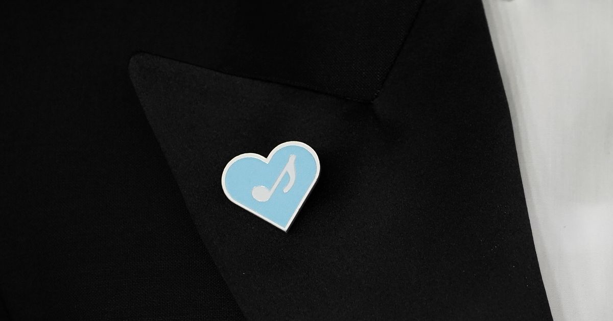 So THAT's What Those Blue Heart Pins At The Grammys Mean