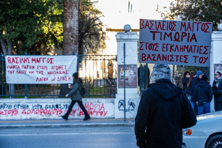 Δίκη στο Πρωτοδικείο του Βόλου των αστυνομικών που κατηγορούνται για την πρόκληση βαρύτατων τραυμάτων στον Βασίλη Μάγγο, με αποτέλεσμα ένα μήνα μετά τον βασανισμό του να αφήσει την τελευταία του πνοή.