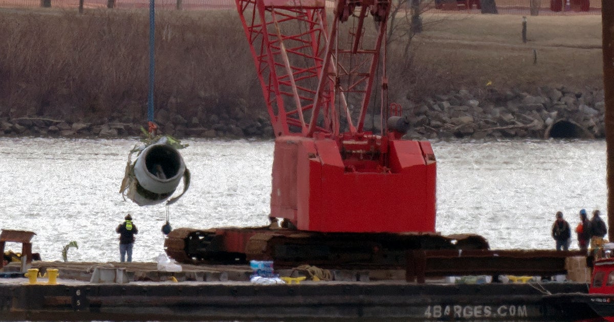 Crews Begin Removing Plane, Helicopter Wreckage From Potomac River
