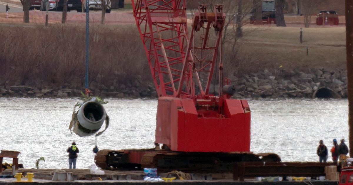 Crews Begin Removing Plane, Helicopter Wreckage From Potomac River ...