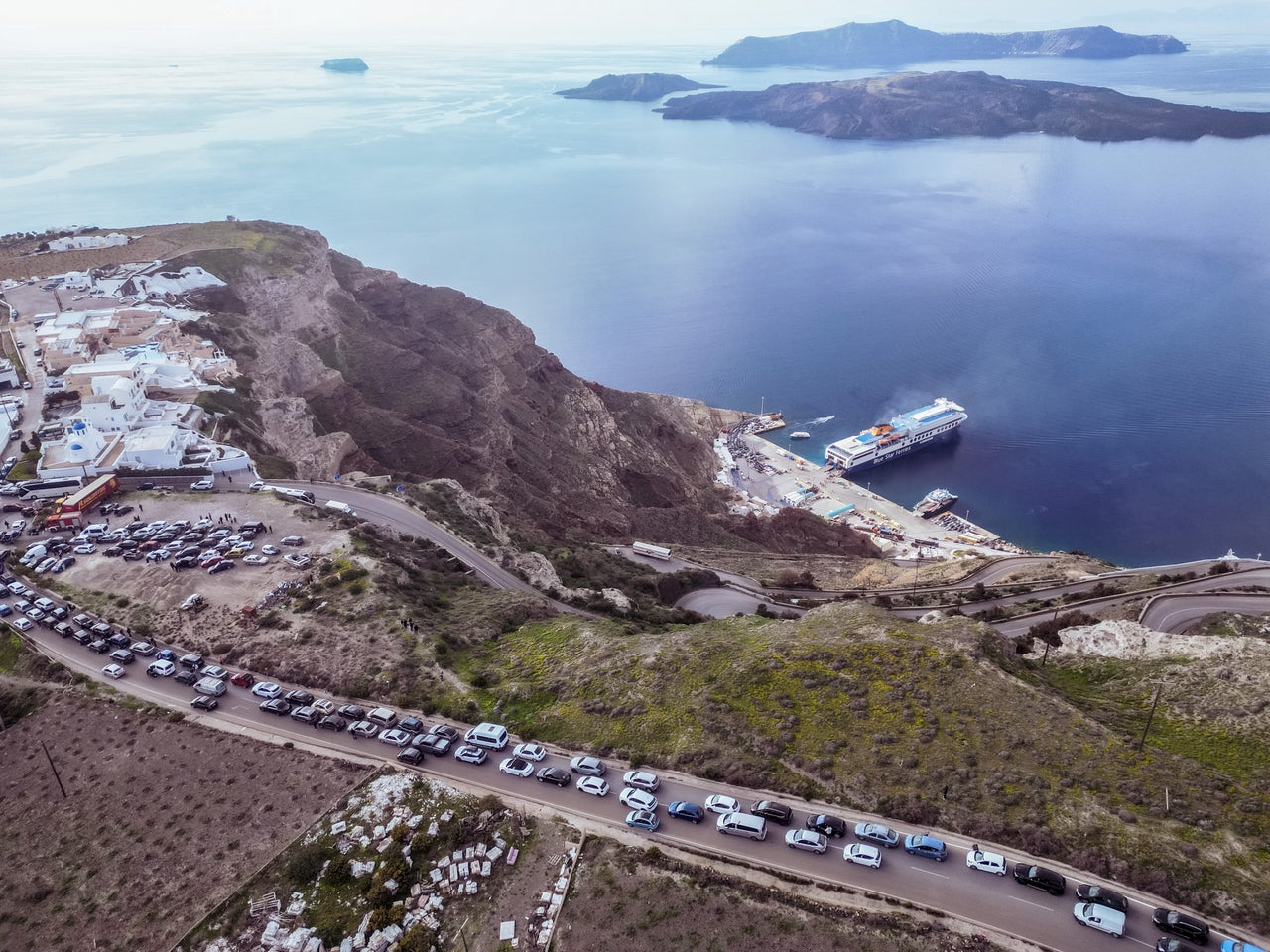 ΜΑΖΙΚΗ ΑΝΑΧΩΡΗΣΗ ΚΟΣΜΟΥ ΑΠΟ ΤΗΝ ΣΑΝΤΟΡΙΝΗ ΛΟΓΩ ΤΗΣ ΕΝΤΟΝΗΣ ΣΕΙΣΜΙΚΗΣ ΔΡΑΣΤΗΡΙΟΤΗΤΑΣ