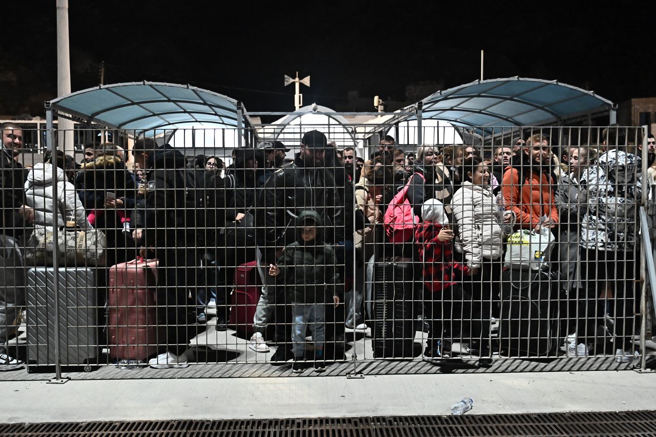 ΣΑΝΤΟΡΙΝΗ-ΛΙΜΑΝΙ ΜΕΧΡΙ ΑΡΓΑ ΤΟ ΒΡΑΔΥ ΑΝΑΧΩΡΟΥΝ ΠΛΟΙΑ ΣΕ ΕΚΤΑΚΤΑ ΔΡΟΜΟΛΟΓΙΑ ΑΠΟ ΤΟ ΝΗΣΙ 