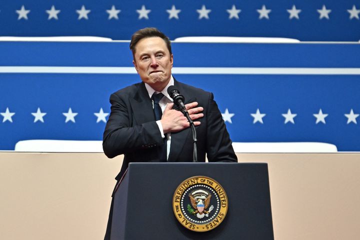 トランプ氏の大統領就任イベントでスピーチをしたイーロン・マスク氏。ナチス式敬礼のようなポーズが物議を醸した（2025年1月20日）