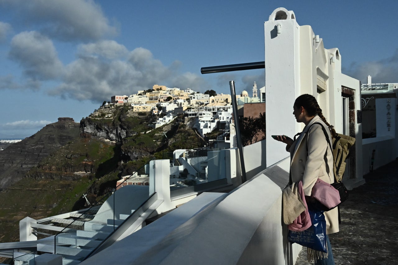 Στιγμιότυπο από την Σαντορίνη, Τρίτη 4 Φεβρουαρίου 2025. Το μπαράζ σεισμικών δονήσεων συνεχιζόταν και τα τελευταία δύο 24ωρα είχε ενταθεί προκαλώντας έντονες ανησυχίες στους κατοίκους του νησιού και της ευρύτερης περιοχής.