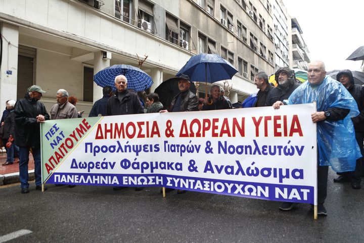 Διαμαρτυρία από τις συνεργαζόμενες συνταξιουχικές οργανώσεις ΙΚΑ - OAEE - Δημοσίου - ΠΟΣΕ ΟΑΕΕ - ΕΛΤΑ - ΟΣΕ - ΠΕΣ ΝΑΤ - ΠΣΣ Δικηγόρων - ΠΟΣΕΑ ΕΤΕΑΠ - ΕΣΤΑΜΕΔΕ, στην Αθήνα, Τρίτη 4 Φεβρουαρίου 2025. Οι συνταξιούχοι διεκδικούν μέτρα ενάντια στην ακρίβεια με άμεσες πραγματικές αυξήσεις σε όλες τις συντάξεις και άμεσα μέτρα για την Υγεία, ιατροφαρμακευτική περίθαλψη, με προσλήψεις γιατρών και νοσηλευτικού προσωπικού, κατάργηση κάθε εμπορευματικής δράσης στην Υγεία, με δωρεάν φάρμακα