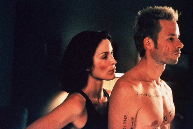 Carrie-Anne Moss and Guy Pearce in Memento