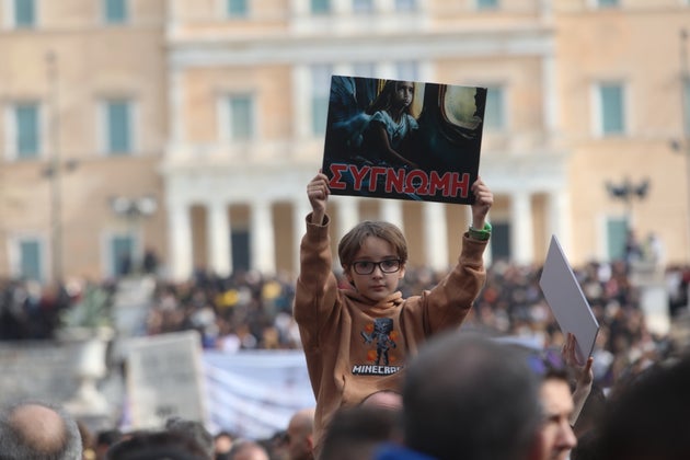 Συλλαλητήριο στην πλατεία Συντάγματος για το σιδηροδρομικό δυστύχημα στα Τέμπη, με συνθήματα 