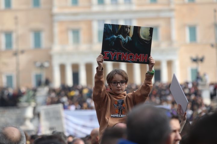 Συλλαλητήριο στην πλατεία Συντάγματος για το σιδηροδρομικό δυστύχημα στα Τέμπη, με συνθήματα "Δεν έχω οξυγόνο" και "Κανένα έγκλημα χωρίς τιμωρία", από τον "Σύλλογο Πληγέντων Δυστυχήματος Τεμπών", Κυριακή 26 Ιανουαρίου 2025.