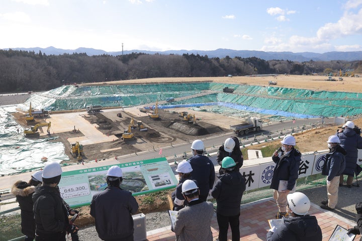 報道陣に公開された除染土を保管する中間貯蔵施設の「土壌貯蔵施設」（2021年2月24日、福島県大熊町）