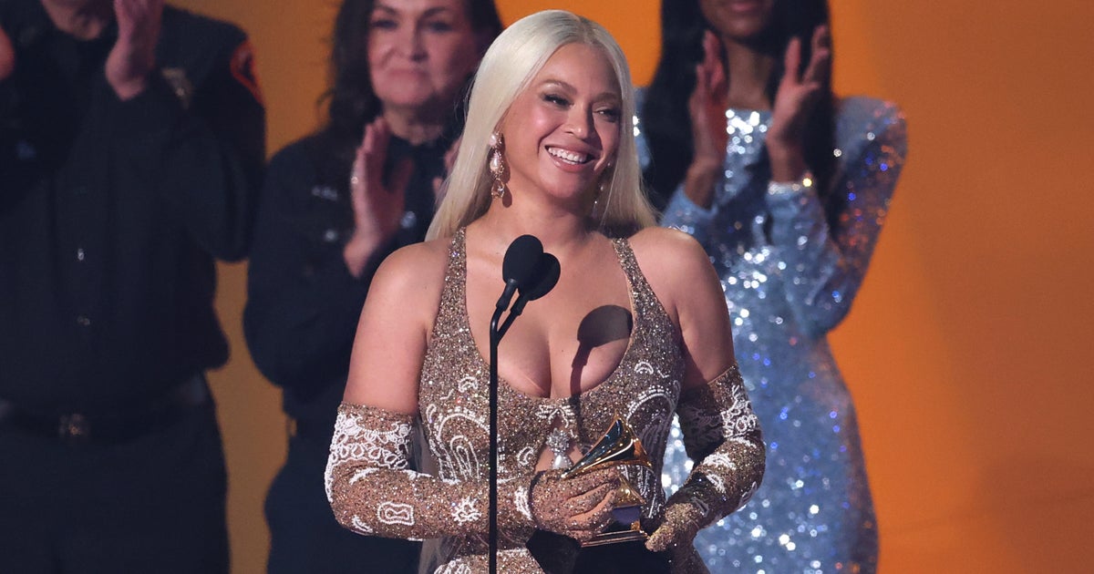 NextImg:People Think Jay-Z Pointed Out Beyoncé’s Wardrobe Malfunction Before She Took Grammys Stage