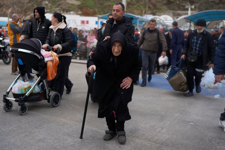 Η κ.Φλορα, 94, επιζήσασα του φονικού σεισμού στην Σαντορίνη το 1956 εγκαταλείπει το νησί και ετοιμάζεται να ταξιδέψει με πλοίο της γραμμής για Πειραιά (4 Φεβρουρίου 2025) 