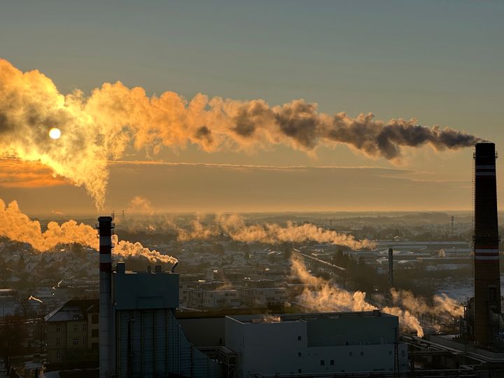 Καπνός από τις καμινάδες εργοστασίων κρύβει τον ήλιο (φωτογραφία αρχείου) 