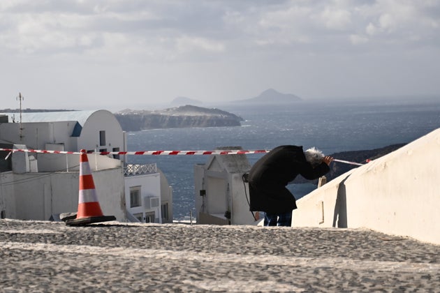 Κορδέλα της Ελληνικής Αστυνομίας σε σοκάκι της Σαντορίνης