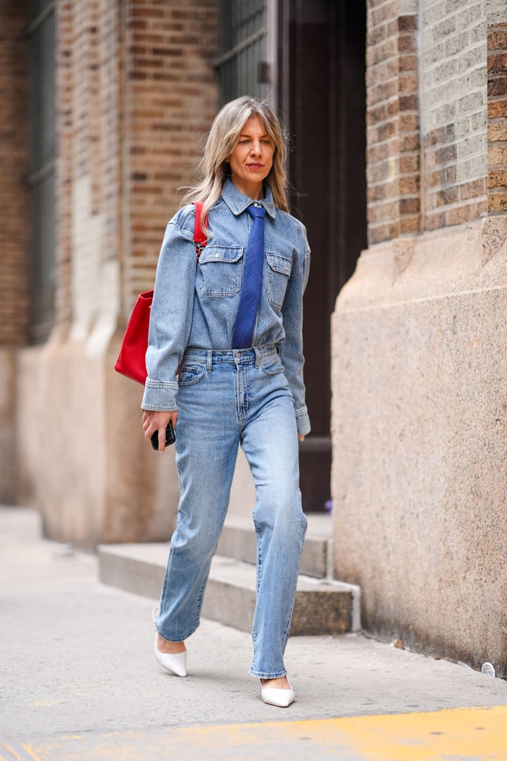 Με total denim look και ψηλοτάκουνα 