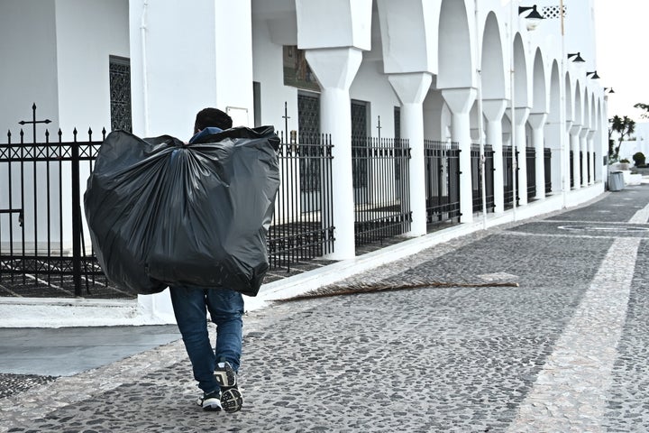 Παρά τα Ρίχτερ κάποιοι συνεχίζουν να εργάζονται στην Σαντορίνη