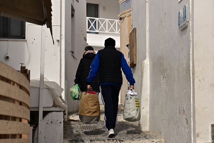 Πολίτες στα άδεια σοκάκια της Σαντορίνης