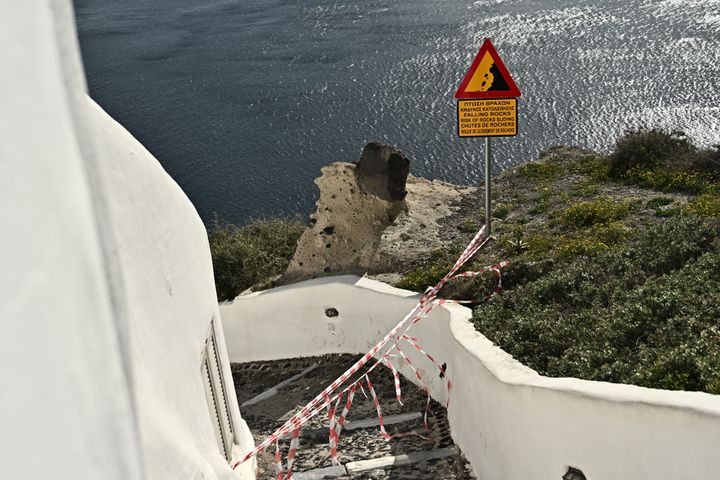 Οι αρχές έχουν αποκλείσει την πρόσβαση σε ορισμένα σημεία της Σαντορίνης που εκτιμάται ότι είναι υψηλής επικινδυνότητας