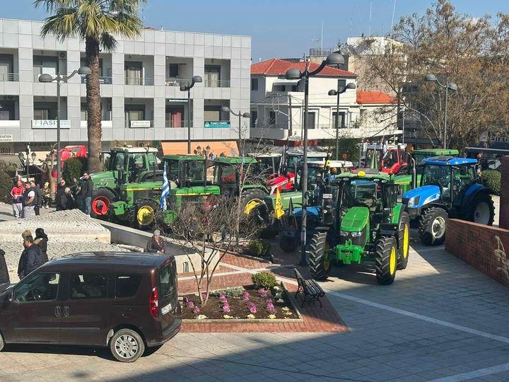 Τρακτέρ στην κεντρική πλατεία των Φαρσάλων