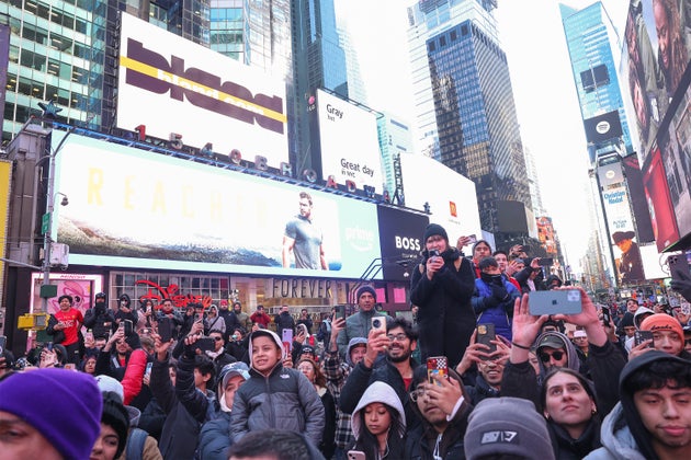 Θεατές παρακολουθούν τα αποκαλυπτήρια ενός αγάλματος του Κριστιάνο Ρονάλντο κατά τη διάρκεια του εορτασμού των 40ων γενεθλίων του Κριστιάνο Ρονάλντο στην Times Square στις 05 Φεβρουαρίου 2025 στη Νέα Υόρκη. (Photo by Manoli Figetakis/Getty Images)
