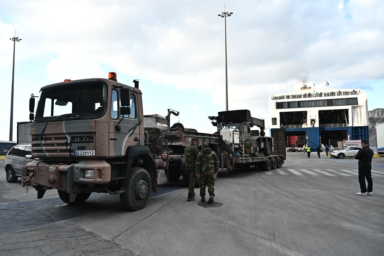 Άφιξη στη Σαντορίνη μονάδων στρατού, ΕΜΑΚ και ΟΠΚΕ. Πέμπτη 6 Φεβρουαρίου 2025 (ΚΩΣΤΑΣ ΤΖΟΥΜΑΣ/EUROKINISSI)