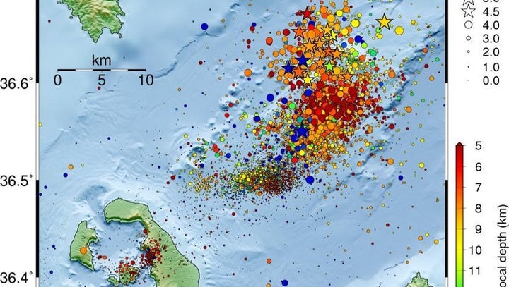 Χάρτης κατανομής σεισμών στην περιοχή των Κυκλάδων (Σαντορίνη-Αμοργός-Ίος). Η ακτίνα των κύκλων είναι ανάλογη του μεγέθους του σεισμού (επεξήγηση επάνω δεξιά), ενώ τα μεγέθη σεισμών μεγαλύτερα ή ίσα του 4.5 σημειώνονται με αστέρι. Ο χρωματισμός ανταποκρίνεται στο εστιακό βάθος, σύμφωνα με τη χρωματική κλίμακα (δεξιά).