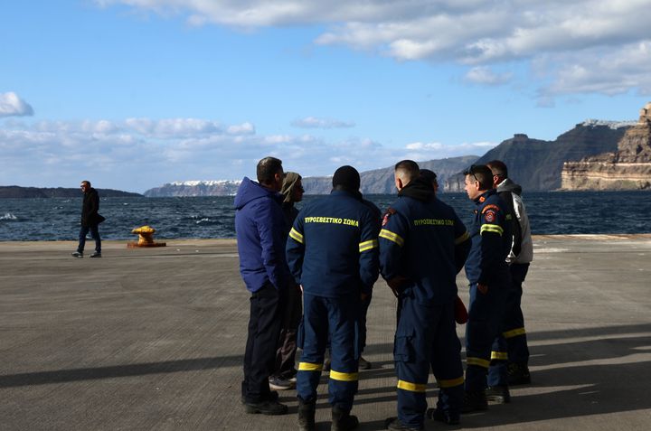 Πυροσβέστες που έφτασαν την Πέμπτη στην Σαντορίνη (6 Φεβρουαρίου 2025)