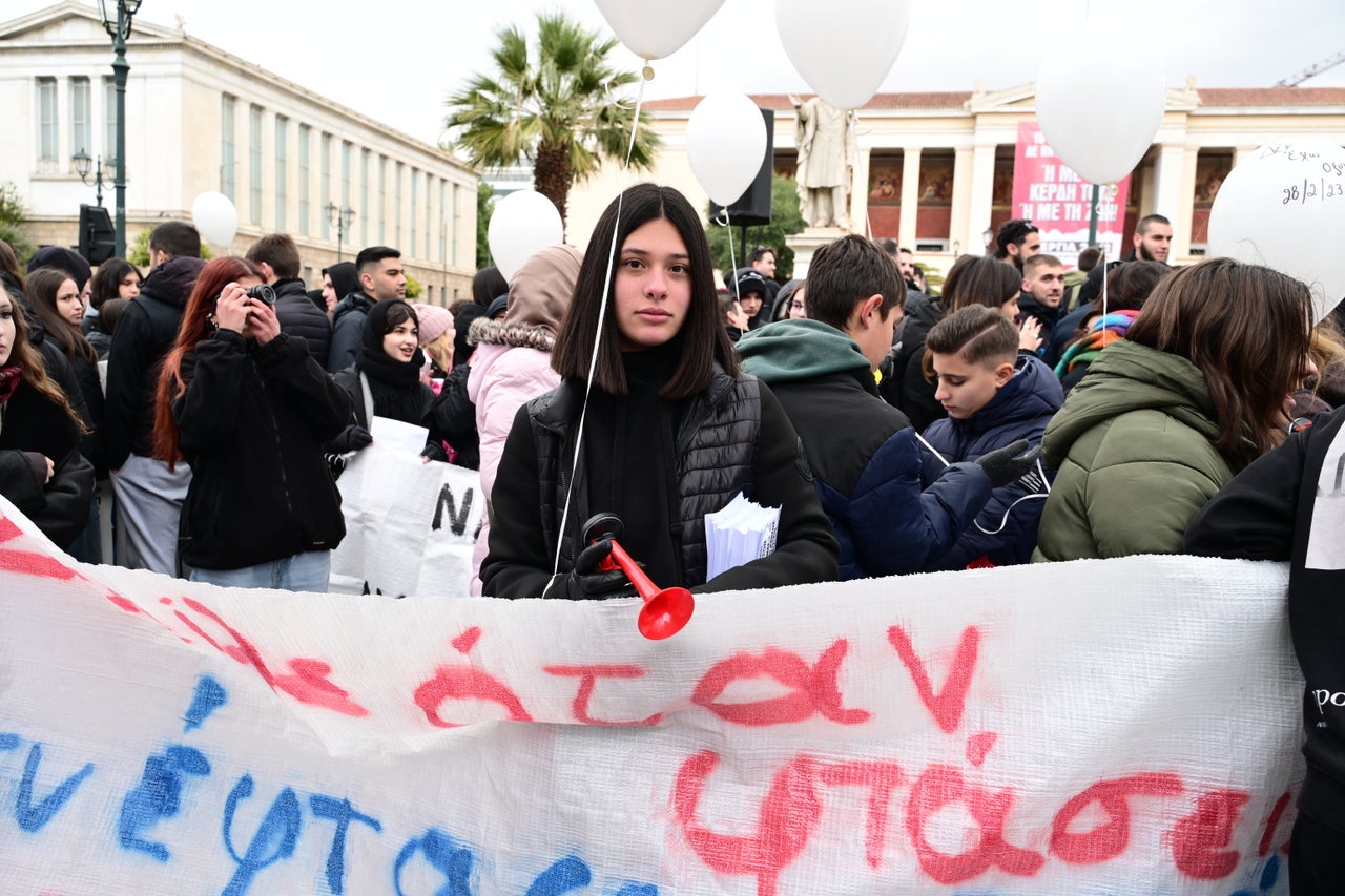 Μαθητές και φοιτητές διαμαρτύρονται στο κέντρο της Αθήνας για την τραγωδία των Τεμπών