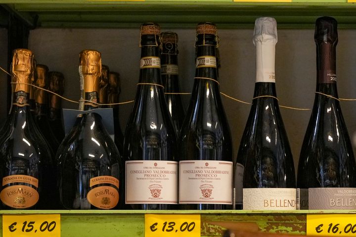 Μπουκάλια Prosecco σε ράφι ενός οινοποιείου στη Ρώμη, Πέμπτη 6 Φεβρουαρίου 2025 (AP Photo/Andrew Medichini)