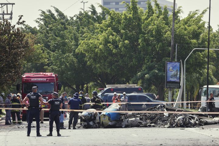 Νεκροί και τραυματίες από πτώση αεροπλάνου σε λεωφορείο στο Σάο Παολο.