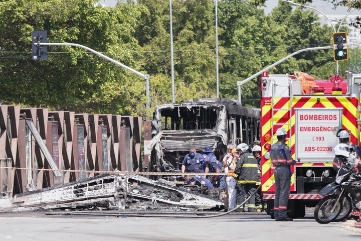 Νεκροί και τραυματίες από πτώση αεροπλάνου σε λεωφορείο στο Σάο Παολο.