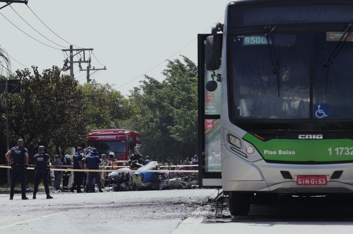 Νεκροί και τραυματίες από πτώση αεροπλάνου σε λεωφορείο στο Σάο Παολο.