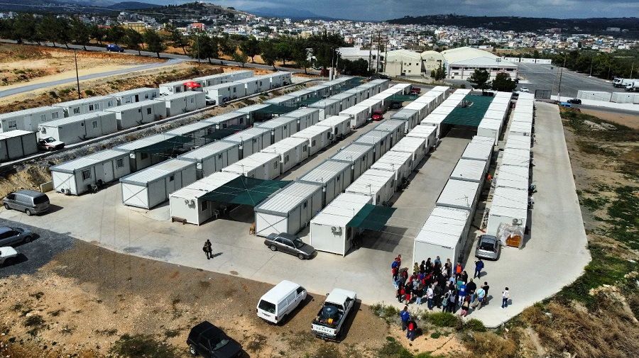 Τα container που έχουν στηθεί, για να στεγάσουν τους σεισμόπληκτους.