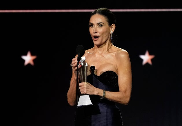 Η Ντέμι Μουρ παραλαμβάνει το βραβείο της καλύτερης ηθοποιού για το 