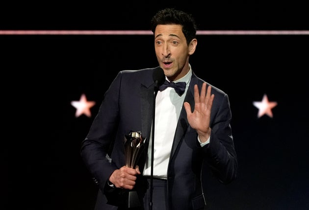 Ο Έιντριεν Μπρόντι παραλαμβάνει το βραβείο καλύτερου ηθοποιού στα 30α βραβεία Critics Choice. 