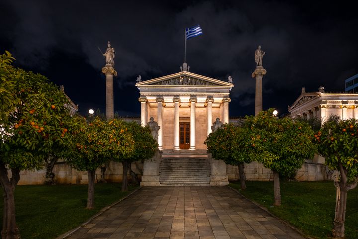 Το νεοκλασικό μέγαρο στο κέντρο της Αθήνας το οποίο στεγάζει την Ακαδημία Αθηνών.