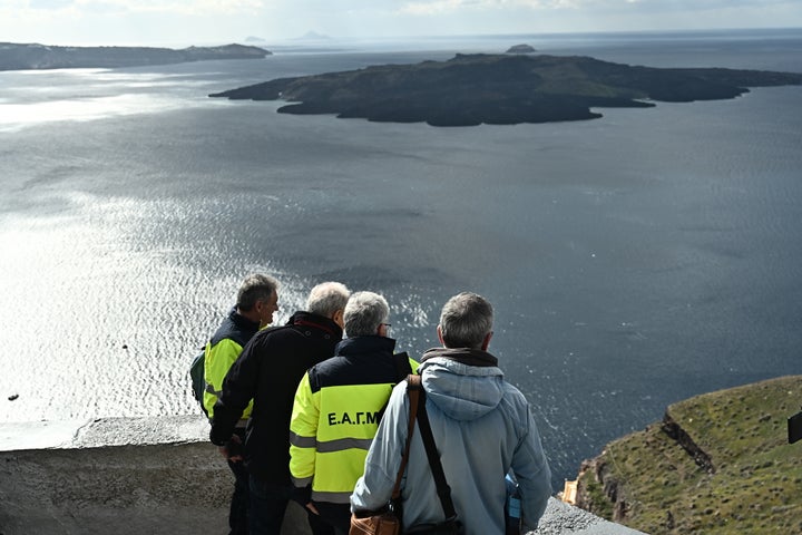 Κλιμάκιο της Ελληνικής Αρχής Γεωλογικών και Μεταλλευτικών Ερευνών (ΕΑΓΜΕ) κάνει αυτοψία για την στατικότητα του εδάφους στην Σαντορίνη, Παρασκευή 7 Φεβρουαρίου 2025.