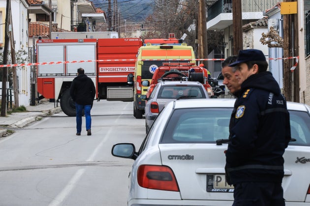 Διπλή δολοφονία στους Γόννους του Δήμου Τεμπών στην Λάρισα, Κυριακή 9 Φεβρουαρίου 2025. Άνδρας ηλικίας 60 ετών φέρεται να σκότωσε - άγνωστο μέχρι στιγμής με ποιόν τρόπο - δύο άτομα, στο ξυλουργείο που διατηρεί. Ο 60χρονος που είναι οπλισμένος παραμένει ταμπουρωμένος μέσα στο κατάστημά του.