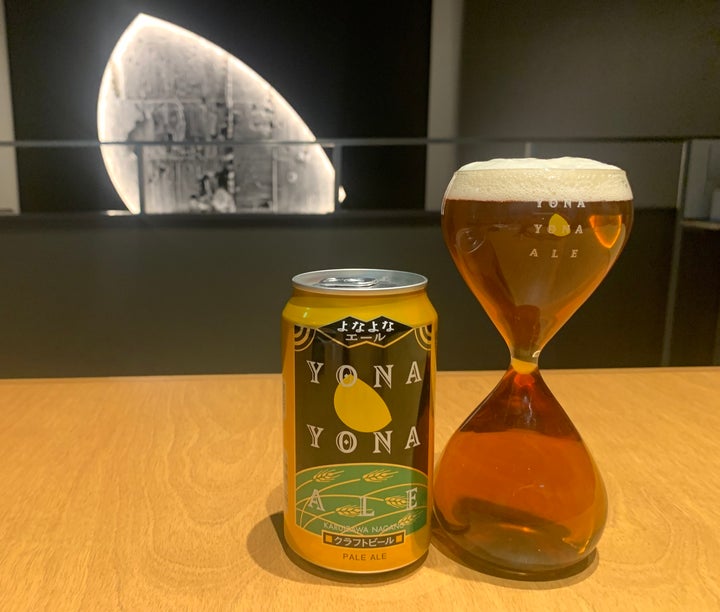 よなよなエール(左)とゆっくりビアグラス(右)