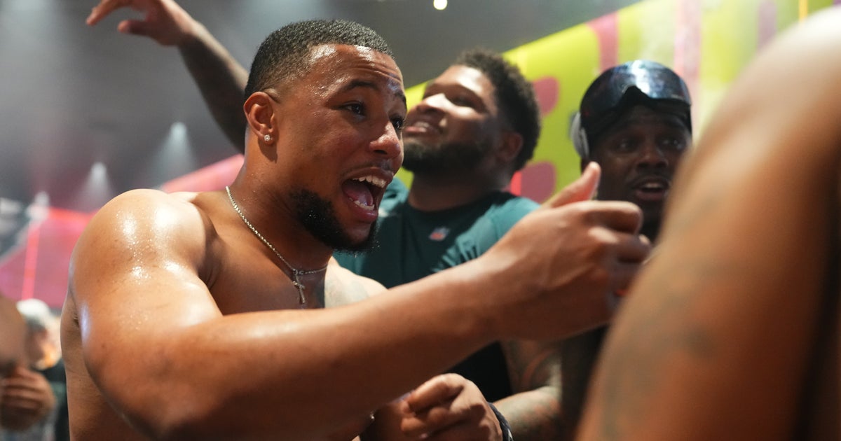 NextImg:Saquon Barkley Goes Full ‘Penn State’ In Beer Stunt After Super Bowl Win