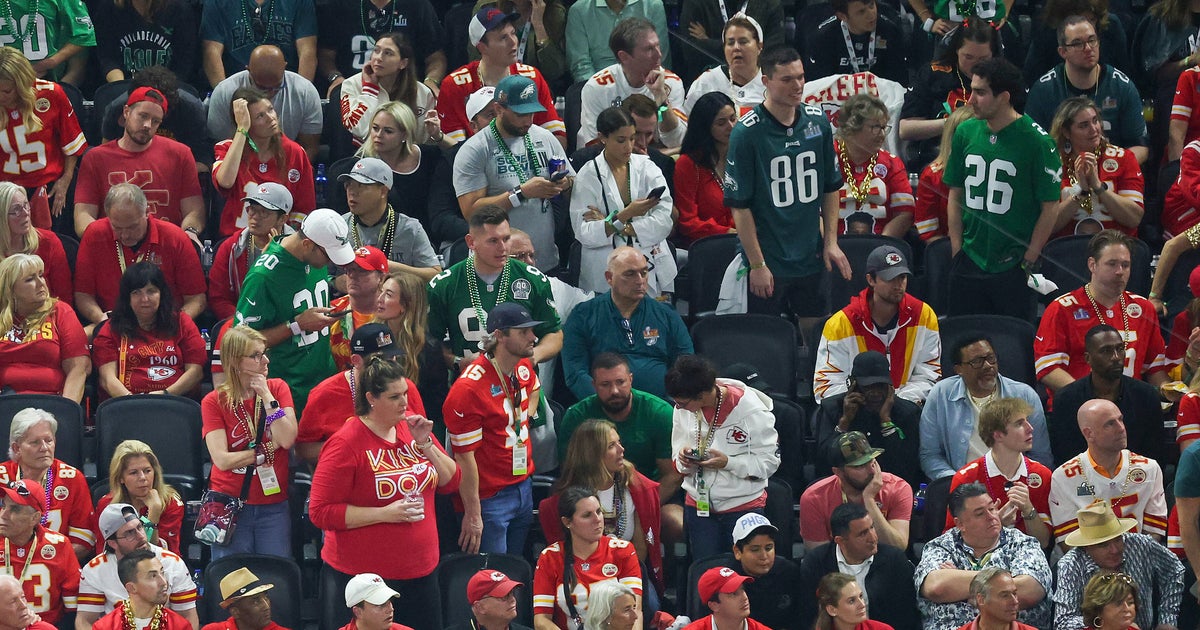 NextImg:Super Bowl Fans Discover Major Star Is Huge Eagles Fan As She Cheers At Game